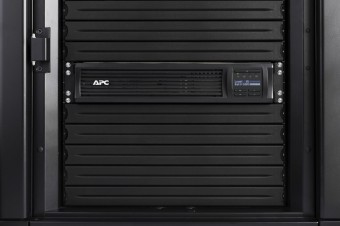 APC Smart UPS 2200VA Line-interaktív
